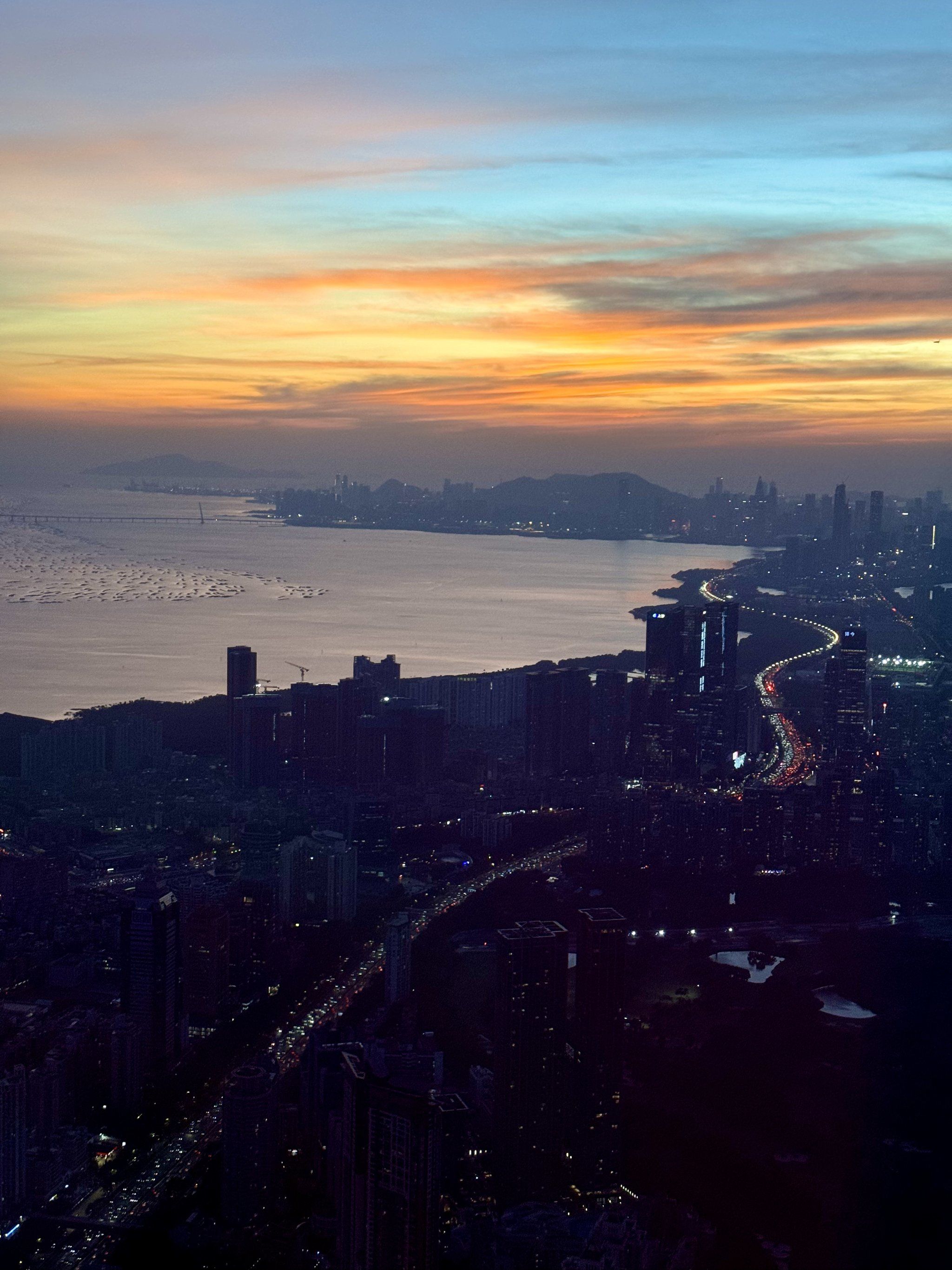 夕阳余晖下的城景