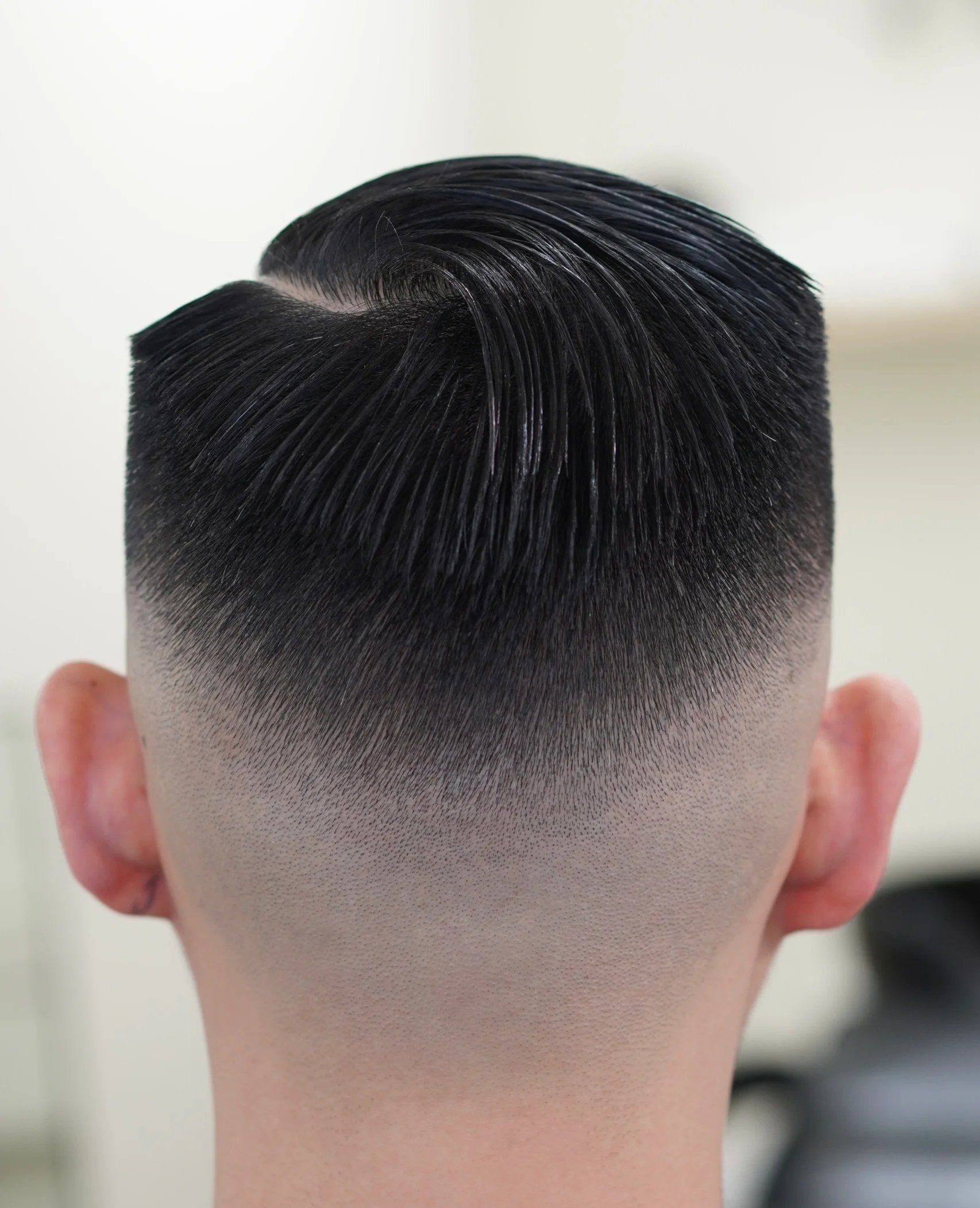 特点
造型:头发全部向后梳理,形成整