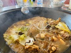 小鸡炖蘑菇-粘豆包柴火铁锅炖