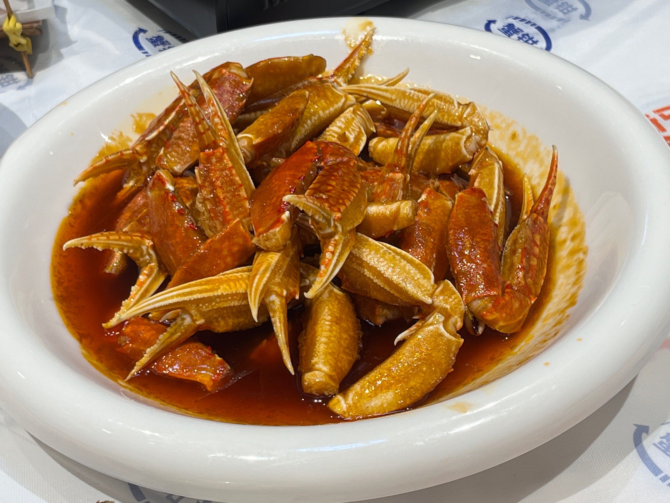 蟹钳的味道非常鲜美,带有淡淡的蒜香味,但个人觉得