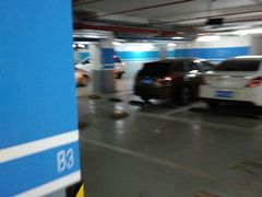 -绿地缤纷城-停车场