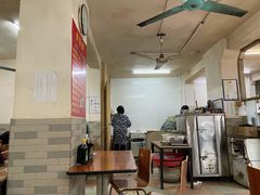 大堂-老字号眼镜子煎包汤包店