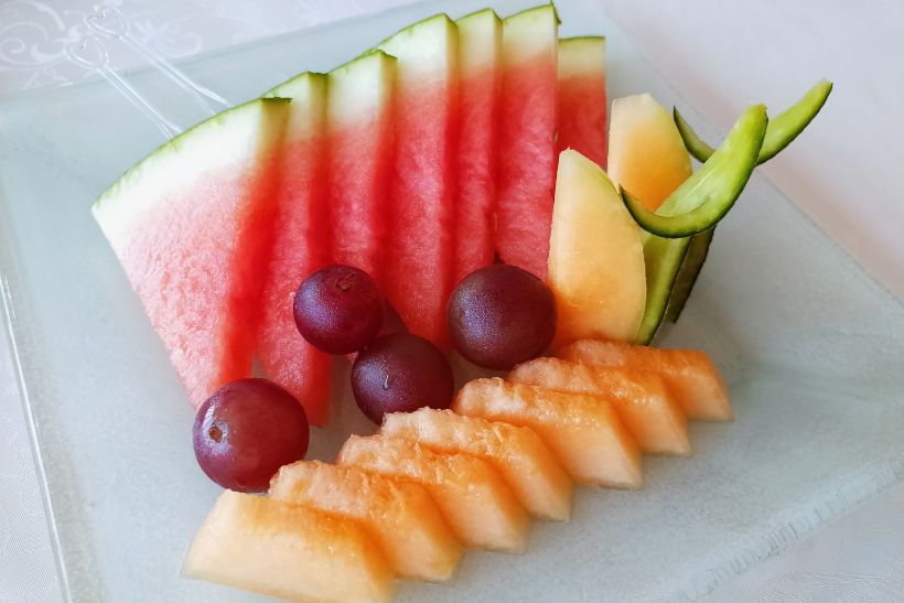 【水果拼盘】 西瓜,哈密瓜和红提, 三种水果盘放的特别的有艺术感