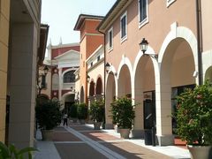 -佛罗伦萨小镇广佛名品奥特莱斯(疏港路店)