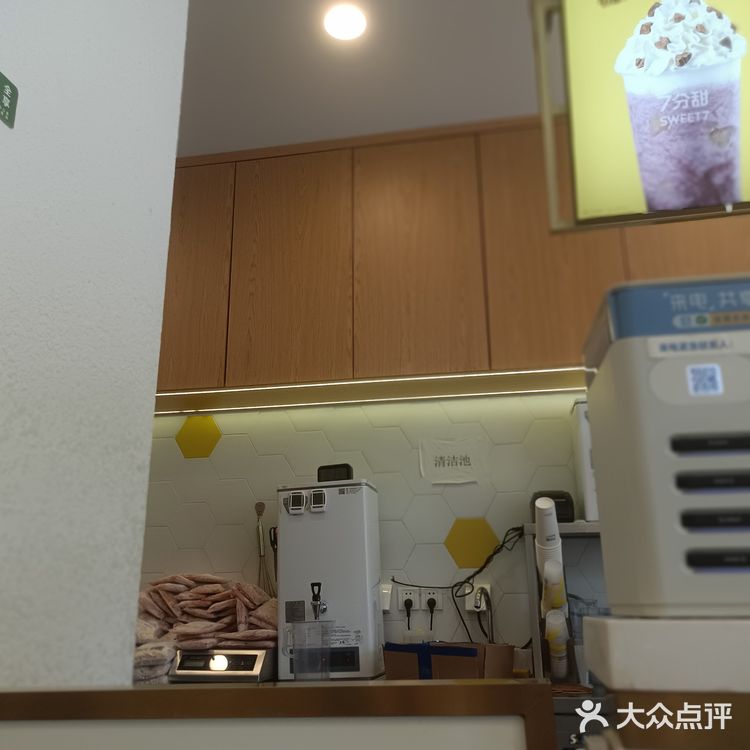 都是学生撑起来的样子，外卖也多