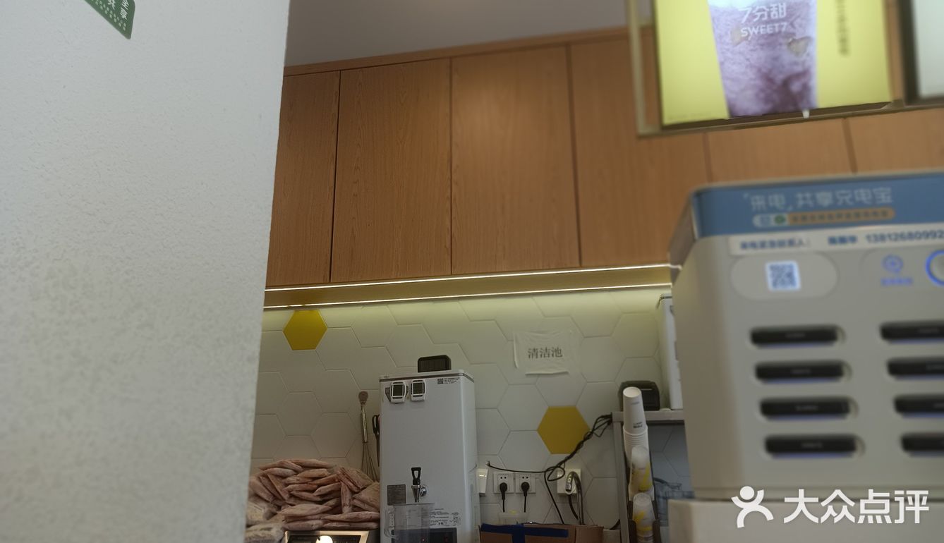 都是学生撑起来的样子，外卖也多