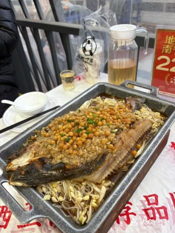 烤鱼是一道经典的中式美食，选用新鲜鱼，腌制入味后