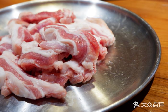 原始泥炉烤肉·东北料理鲜羊肋条图片