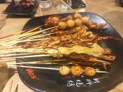 烤中翅-何师烧烤Pro·30年老品牌·川菜·香辣蟹(太古里旗舰店)