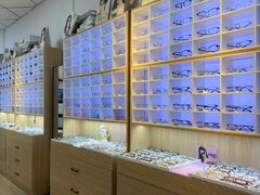 -天空之镜眼镜店蔡司依视路配镜授权零售店(望京颐堤港店)
