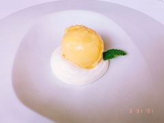 白巧克力配酸奶油百香果冰霜-AZUR聚(香格里拉饭店)