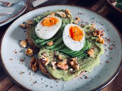 牛油果煮蛋吐司-RAC BAR(安福路店)