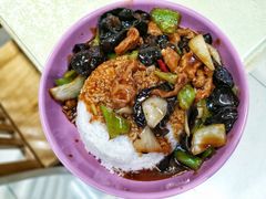 黑椒牛柳盖饭-中央财经大学-食堂