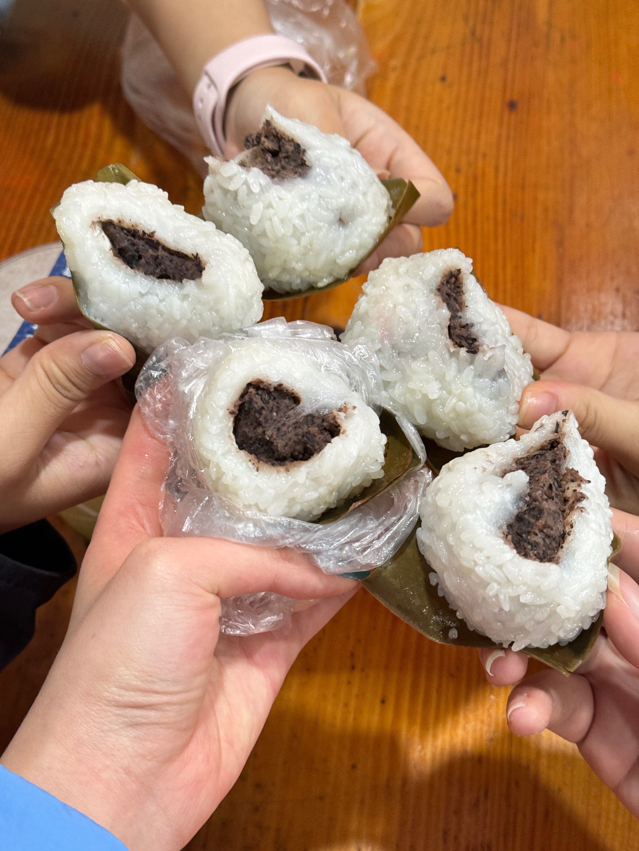 刚好要去见远道而来的朋友,就顺便买了几个一起分享,外皮是糯米团子