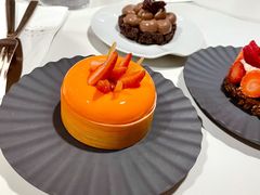 葡萄柚草莓萨伐仑松饼-潮一不贰·法式甜品·生日蛋糕·西式简餐(外滩店)