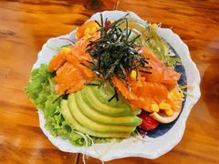 三文鱼牛油果沙拉-百步拉面