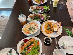 -Chom Cafe and Restaurant