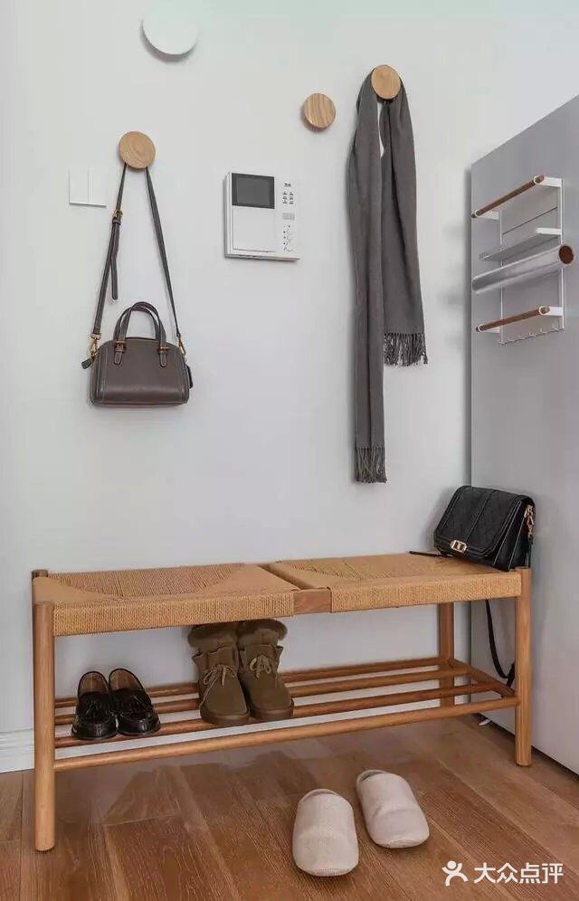 墙面用的经典款白色面包砖搭配浅水泥色地砖