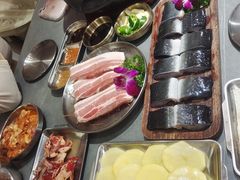 -围炉肉舍•炭烤活鳗•丹东海鲜烤肉(步行街店)