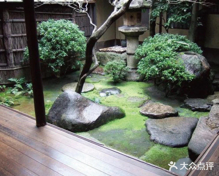 一定要在院子里种一棵枫树，庭院里的枫树每至晚秋