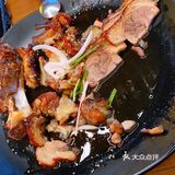 今天去吃了魔王猪蹄，朋友说了很久的网红店，三个人来得
