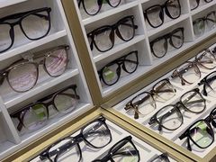 -美式眼镜·授权蔡司.依视路.尼康.豪雅.明月(南翔印象城店)