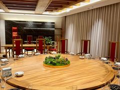 -茅草房·河畔园林火锅