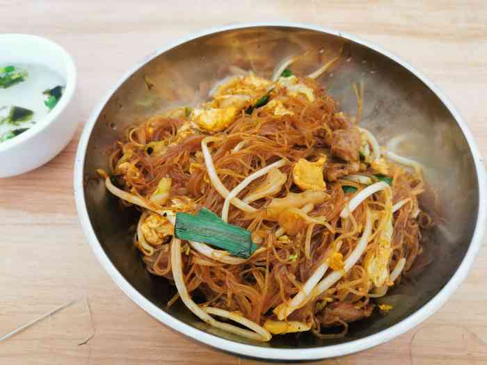 打分 点了一份牛肉炒米线,牛肉吃起来硬邦邦的,炒米线偏咸,并没有网评