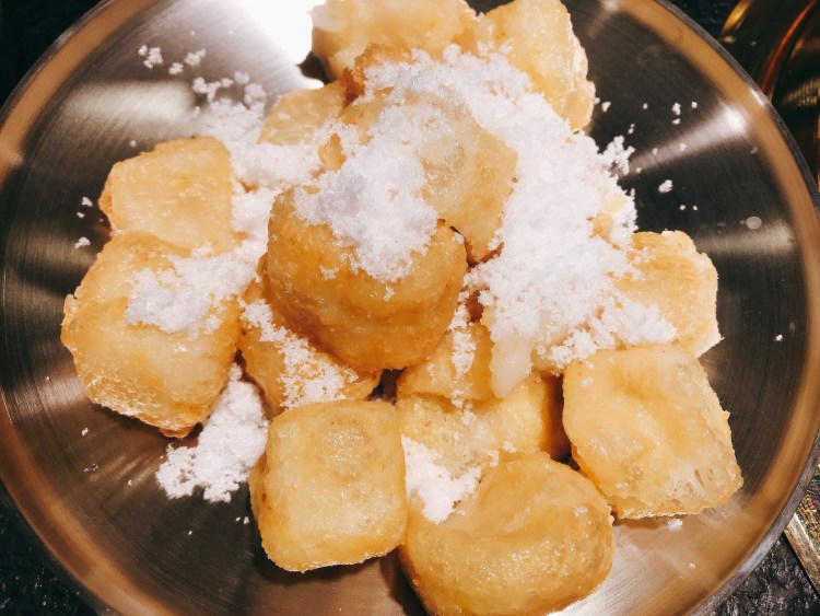 【炸打糕】第一次吃炸打糕,口感软糯细腻,外皮酥脆,内里绵软,蘸着白糖