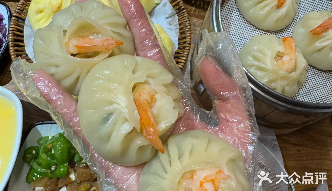 沈阳！！！新开的！！！油皮包子巨巨巨好吃。。