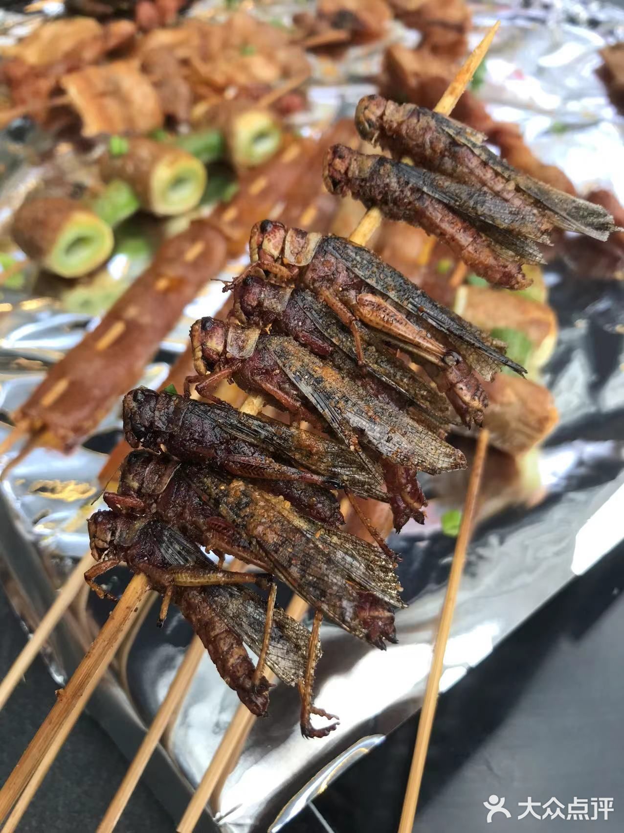 在草金路的中诚悦府新开了一家青春烧烤，从装修风格到味道不摆了