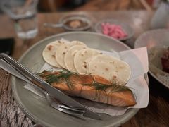 烟熏三文鱼配烤饺子皮和芥末籽酱-BOR Eatery(安福路店)