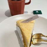 在临街的窗旁或露台上看马车缓过。店里今年升级改造后