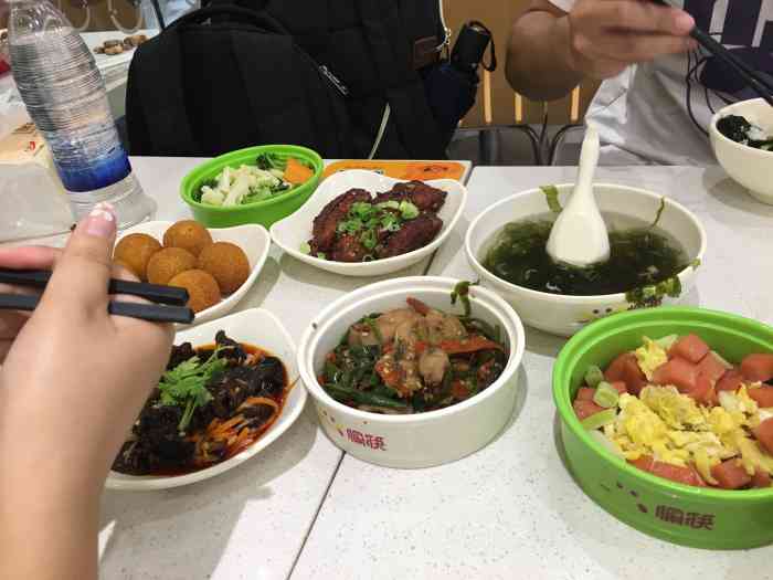 愉筷自选式中式快餐(福康路店)-"愉筷在建水还是有很多家分店的,但是