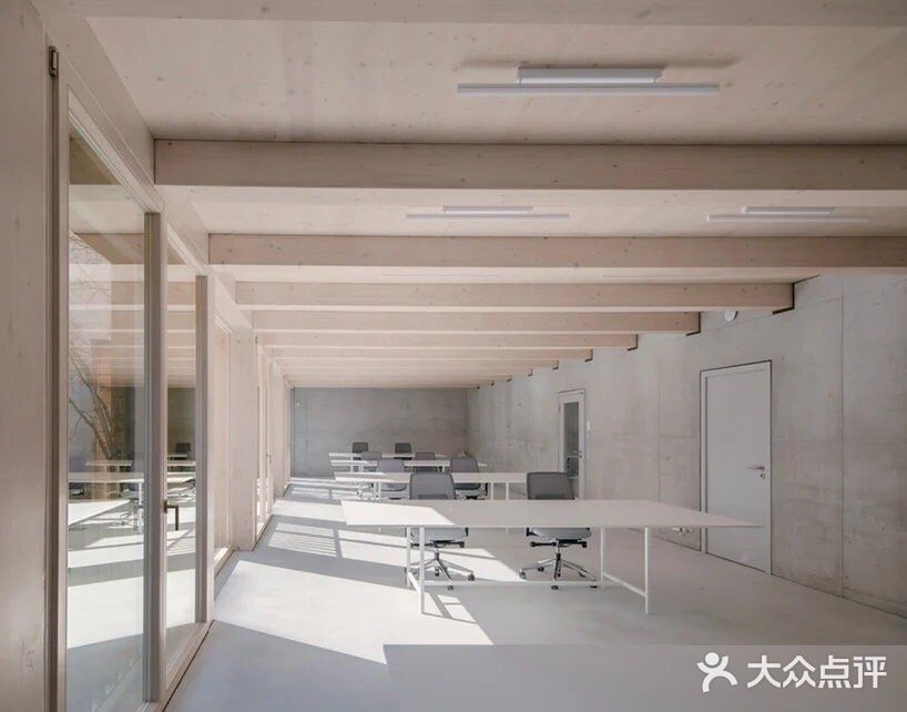 由马车房和车间改造的共享工作空间REMISE