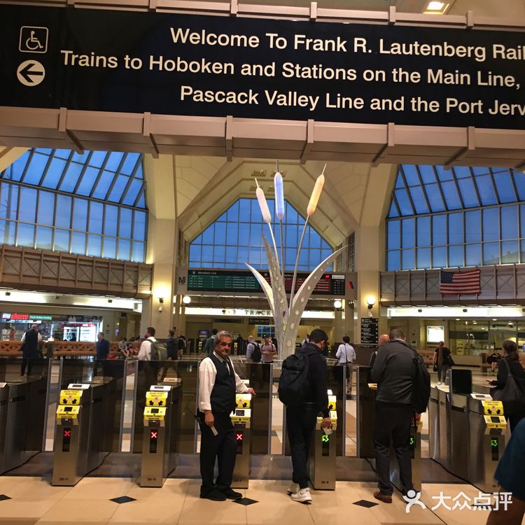 乘车可以选择人工售票或自助售票机买票