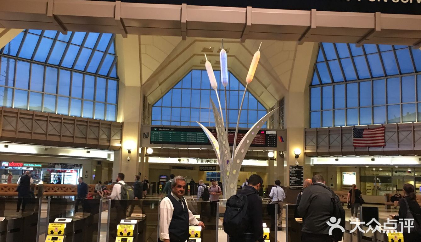 乘车可以选择人工售票或自助售票机买票