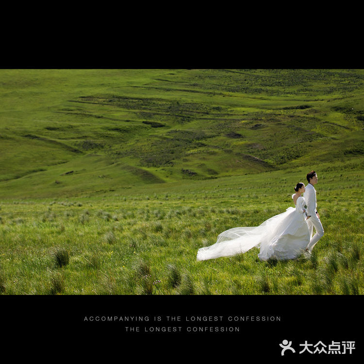 在广袤无垠的草原上来一组绝美婚纱照吧[加油]