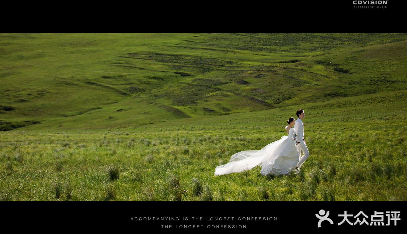 在广袤无垠的草原上来一组绝美婚纱照吧[加油]