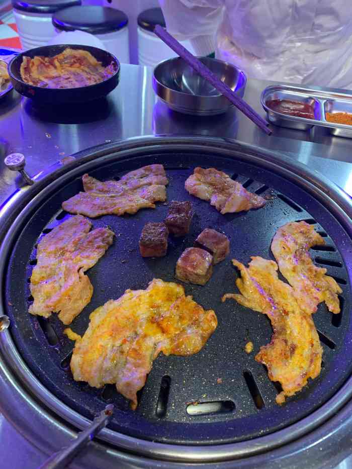 三石韩式烤肉-"位置就在体育馆不远的地方旁边还有酒吧停车.