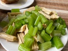 芹菜腐竹-宝瑞门钉肉饼店