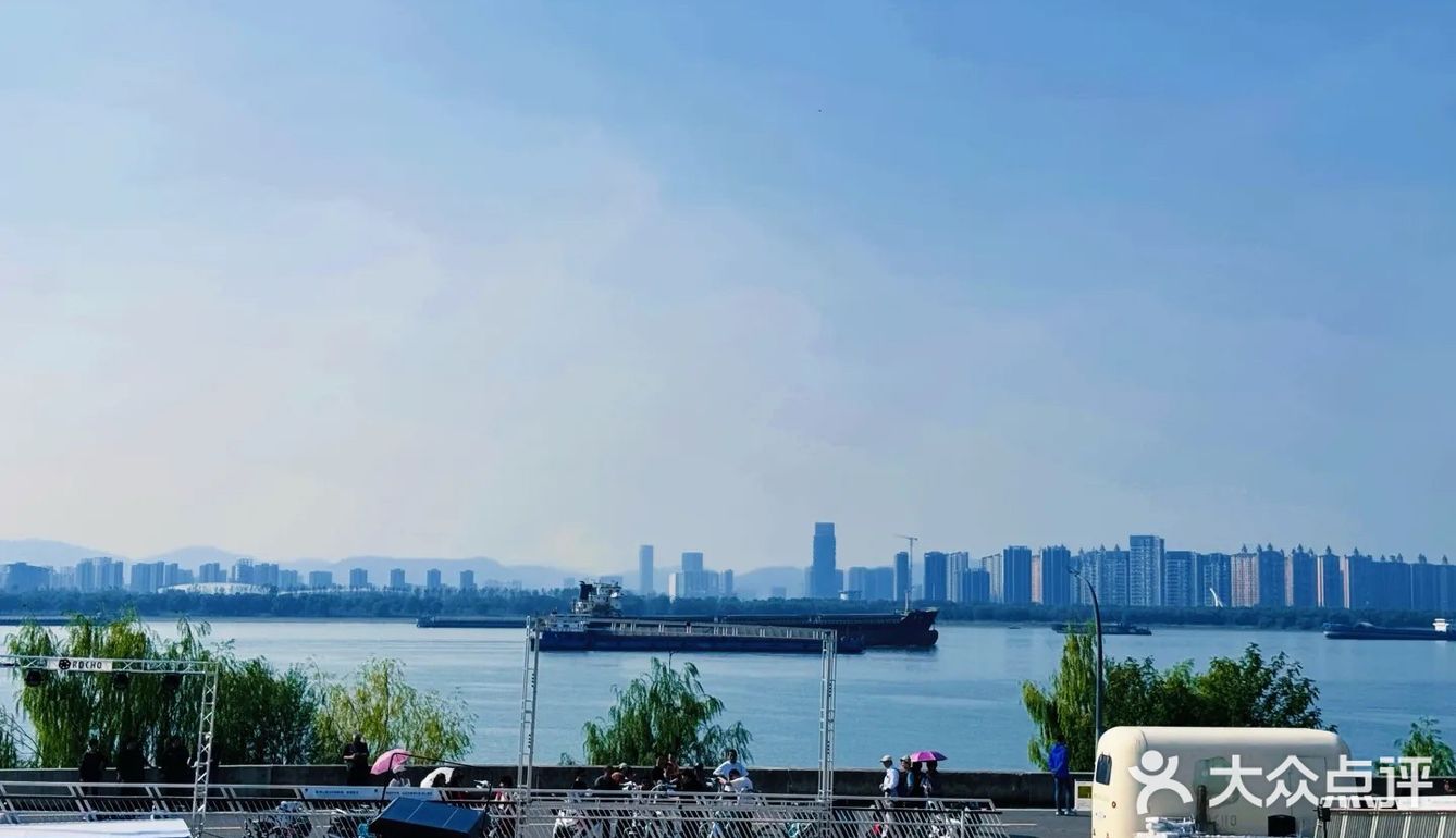 新晋coffee，城市江景，一览无余。