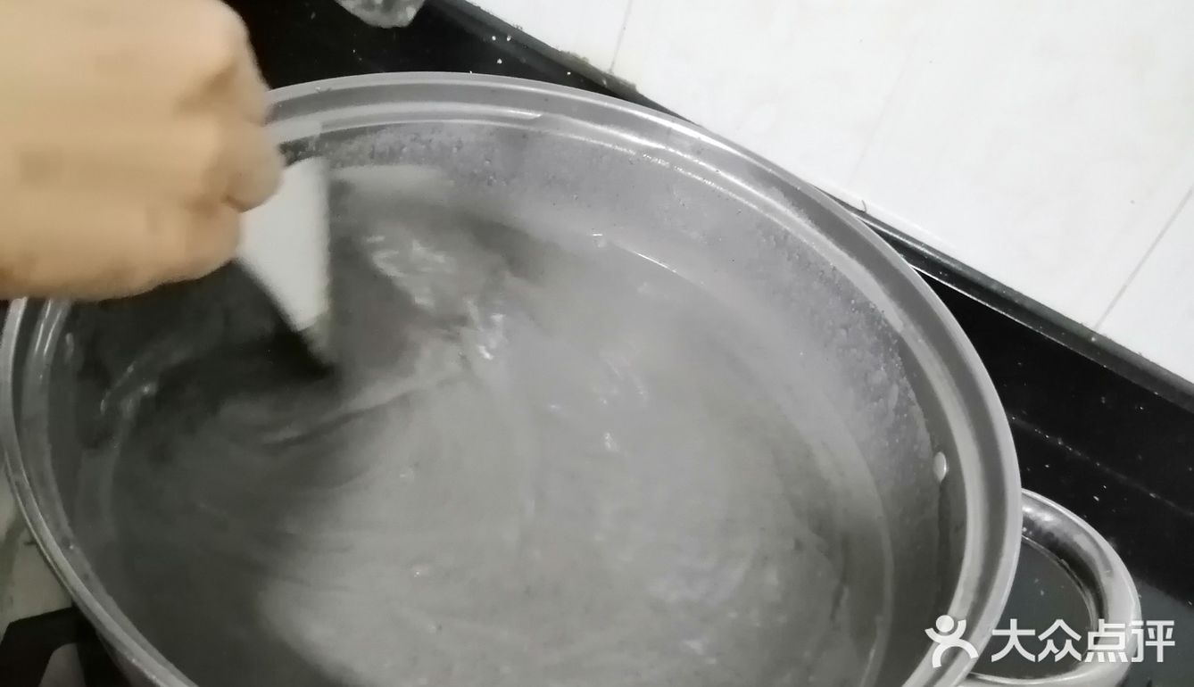 芝麻花生糊加汤圆