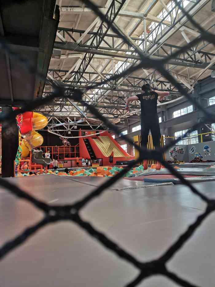 跃客蹦床公园(m60店)-"一直都想尝试一下蹦床 看到点评这家比较大.