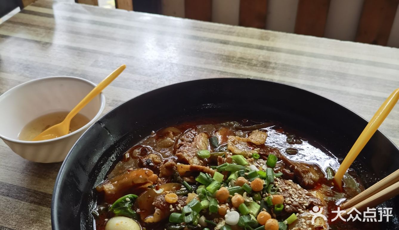 八元就可以加这么多回锅肉的麻辣烫