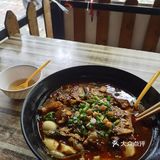 八元就可以加这么多回锅肉的麻辣烫