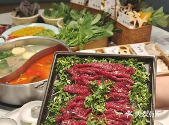 火锅：火焰般炙热的美味体验，融化你的味蕾，让你欲罢不