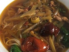 酸菜肉丝米线-越洋肖氏老米线(杨家坪店)