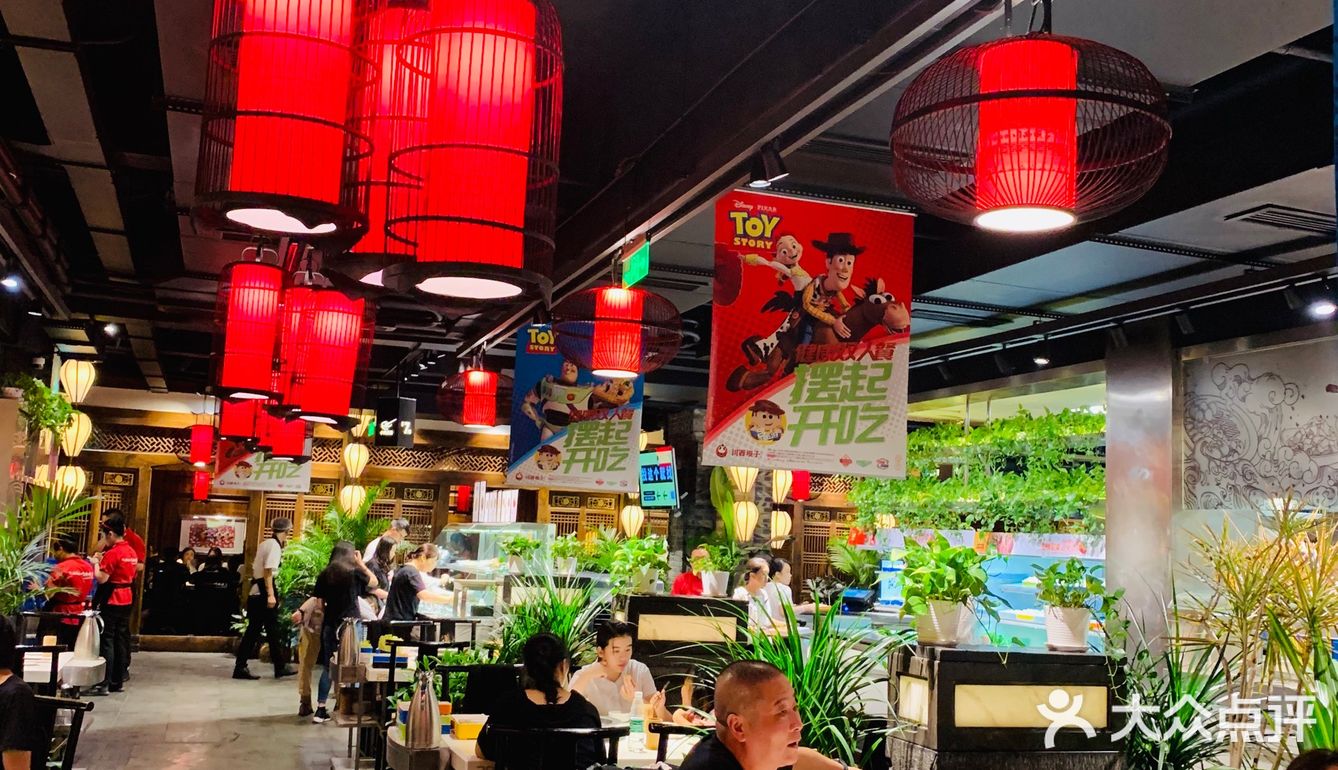 自带一道菜的量。拿个手环明档自选涮品，品种很齐全