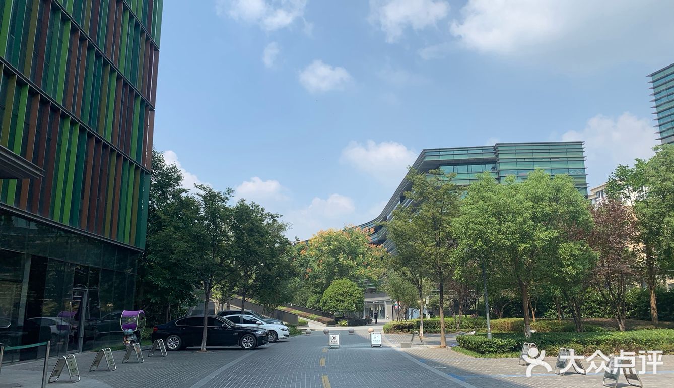 网红打卡点入口处的创意传媒